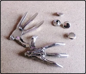 8 pz Borchie sfuse mano scheletrico argento *8 pcs  SILVER HAND SKELETAL STUDS - Picture 1 of 1