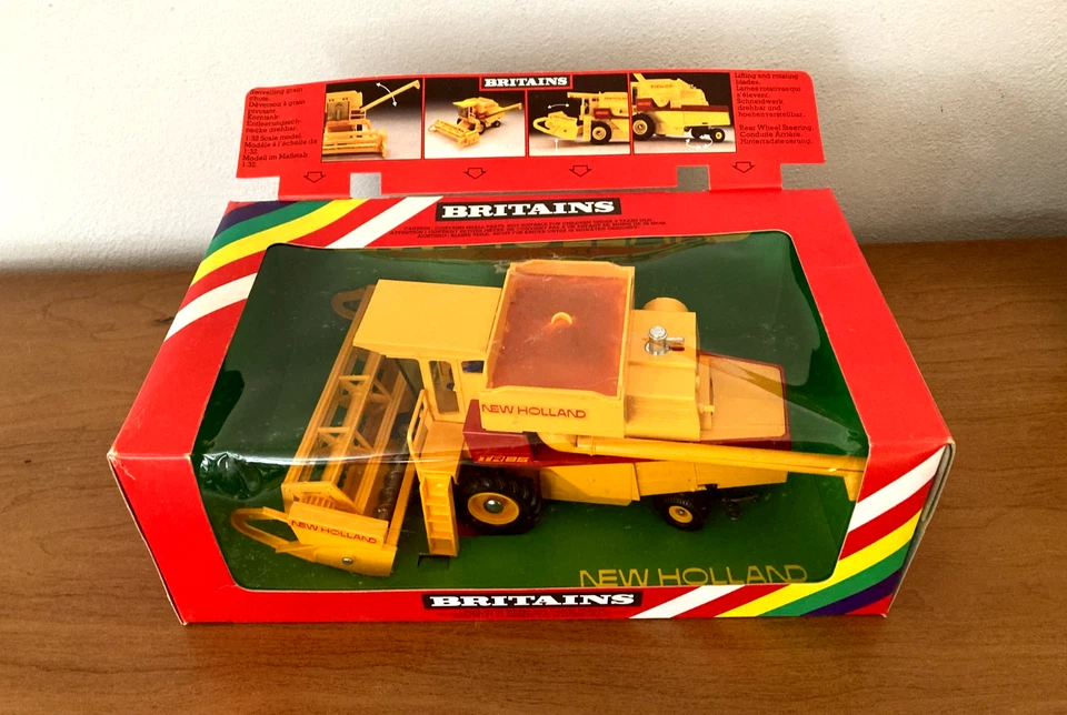 Britains 1:32 Scale New Holland TR85 Combine Harvester # 9575 New in Box - Image 1 of 4