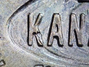 2023 P Edith Kanaka 'Ole ERROR Moneda Die Chips en K, debajo de OF, en nariz Lote 247 - Imagen 1 de 5