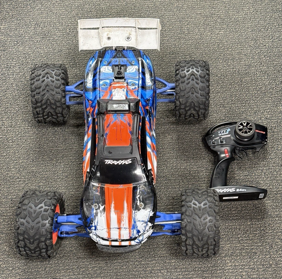 トラクサス　E-REVO　1/8？　1/10？ツインM　新品 トラクサス E-REVO 1/8？ 1/10？ツインM 新品 トラクサス E-REVO