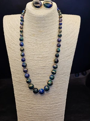 Collar y pendientes de cuentas de plástico con superposición de remolino dorado azul y verde cónico de colección Foto 1 de 4