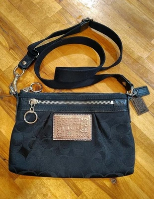 Nuevo NUEVO CON ETIQUETAS RARO Coach Poppy Negro Firma Swingpack Cartera Bandolera Rojo Interior Foto 1 de 4