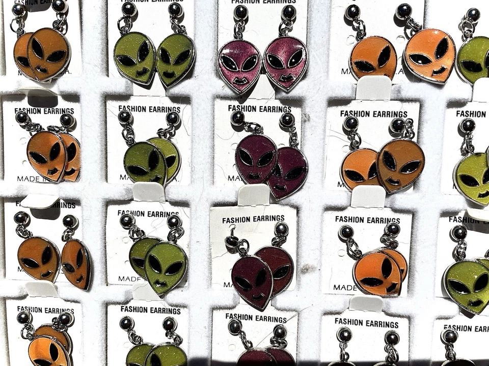 Venta al por mayor Lote 36 pendientes PR ESMALTES ALIENÍGENAS BRILLAN EN LA OSCURIDAD CON EXHIBICIÓN VENTA AL POR MENOR DE EE. UU. Foto 1 de 4