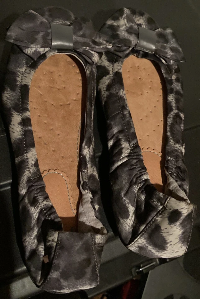 Yuu Black & (Grey?) Bowed Snow Leopard Print Flats Foto 1 de 1