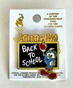 1996 ATLANTA OLYMPIC GAMES PIN BADGE/MASCOT IZZY BACK TO SCHOOL /BLACKBOARD/NEW - Picture 1 of 2