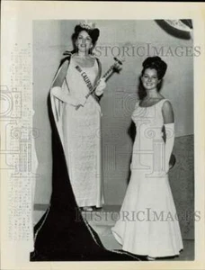 1966 Press Photo Donna Danzer, Miss California, and runner-up Charlene Dallas - Picture 1 of 2