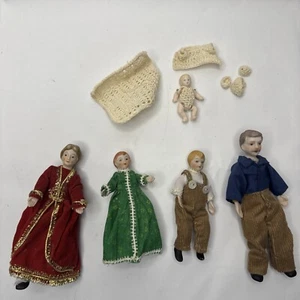 Vintage Lot 5 handbemalte Porzellanpuppen mit Drahtbeinen und Armen Familie mit Baby - Bild 1 von 6