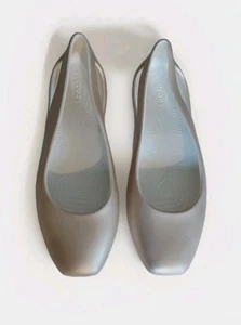 Crocs Sloane cremefarbene flache Sandalen mit eckiger Zehenpartie Damengröße 7 NEU - Bild 1 von 5