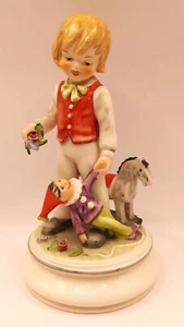Rara statuina Goebel 1978 Blumen kinder ragazzo con cavallo a dondolo 1153/2000 - Foto 1 di 7
