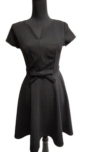 Abito Mystic Fit/Flare (M) nero con zip posteriore scollo a V manica corta fiocco-accento - Foto 1 di 5