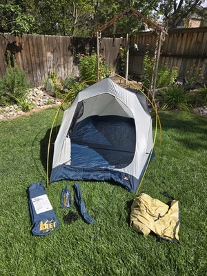 Tienda Clipper REI, una tienda ligera, independiente, para dos personas diseñada para... Foto 1 de 4