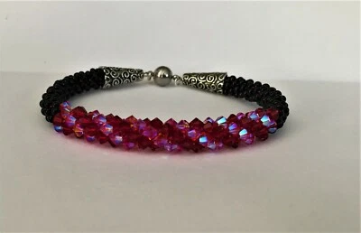 Brazalete Brazalete Cierre Magnético Acero Inoxidable Cuentas Negras Cristales Rojo y Rosa Foto 1 de 4