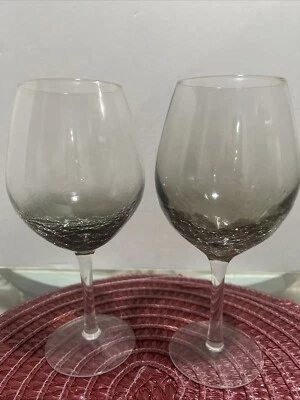 Pier 1 Crackle Gris Humo Globo Copas de Vino Tallo Juego de 2 COMO NUEVO ESTADO Foto 1 de 4