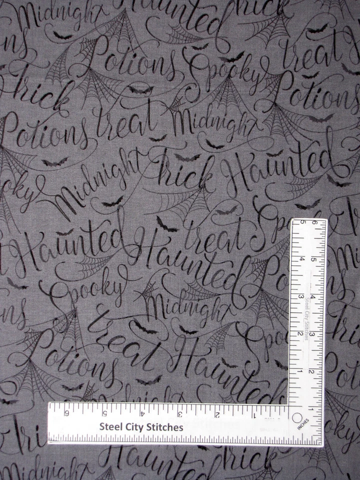 Palabras de Halloween murciélagos tela gris misterioso mansión algodón Andover por yarda Foto 1 de 1