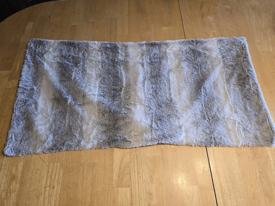 Almohada DKNY de piel sintética tamaño king farsa Foto 1 de 4