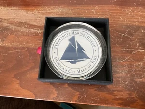 Herreshoff Marine Museum America's Cup Hall Of Fame - Briefbeschwerer 3 1/2" rund - Bild 1 von 4