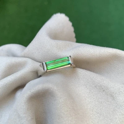 Anillo de plata hecho a mano natural de 2,20 quilates de turmalina verde recubierto de rodio para caballeros Foto 1 de 4