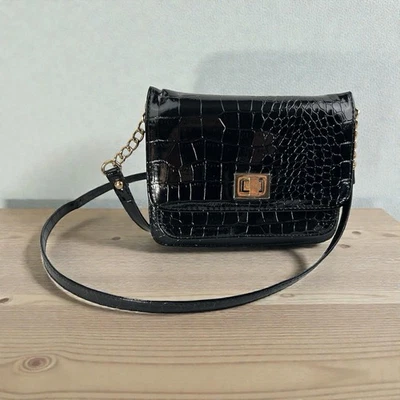 Bandolera pequeña de cocodrilo imitación charol negro ALDO bolso de hombro con inserción de cadena Foto 1 de 4