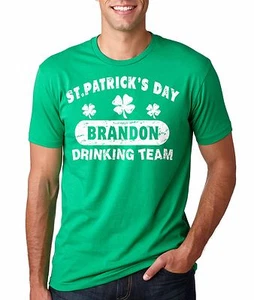 Camiseta Personalizada del Día de San Patricio Equipo de Bebidas Pon tu Nombre Divertida Camiseta - Imagen 1 de 2