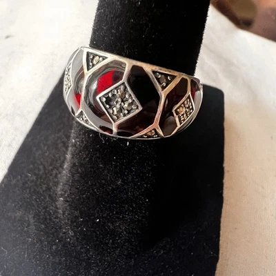 Anillo de plata de ley 925 CNA Tailandia con incrustaciones de resina roja con acento de marcasita talla 6,75 Foto 1 de 4