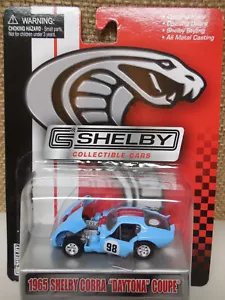 SHELBY COLLECTIBLES 1965 COBRA DAYTONA COUPE BABY BLU #98 AUTO DA CORSA PRESSOFUSA 1:64 - Foto 1 di 9