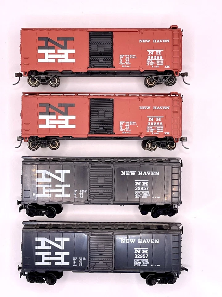 HO (2) Bachmann Silver Series NH 39288 + (2) Model Power NH 32957 40' box cars - Image 1 of 4