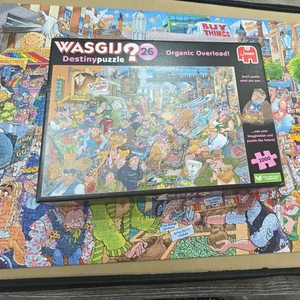 Wasgij Destiny 26 Sovraccarico Biologico, Puzzle per Adulti 1000 Pezzi, Lattina Y - Foto 1 di 2