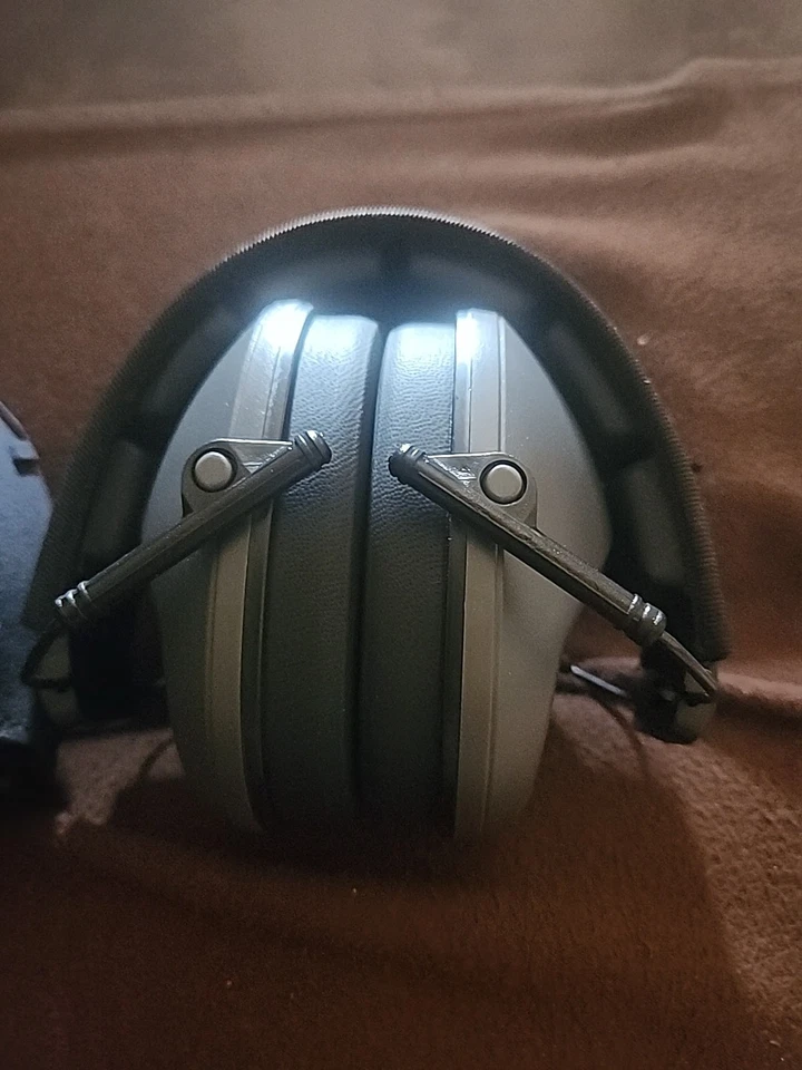 Protección para oídos plegable de VentureGear | Auriculares de alcance y disparo, púrpura Foto 1 de 4