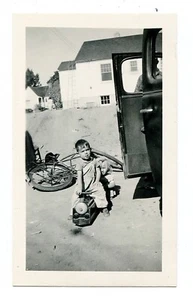 Foto vernácula década de 1940 niño y niña locomotora de juguete en patio de tierra - Imagen 1 de 2