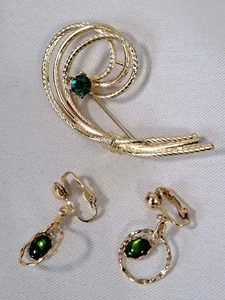 VTG Gold Tone and Faux Emerald Brooch and Clip On Dangle Earrings - Afbeelding 1 van 5