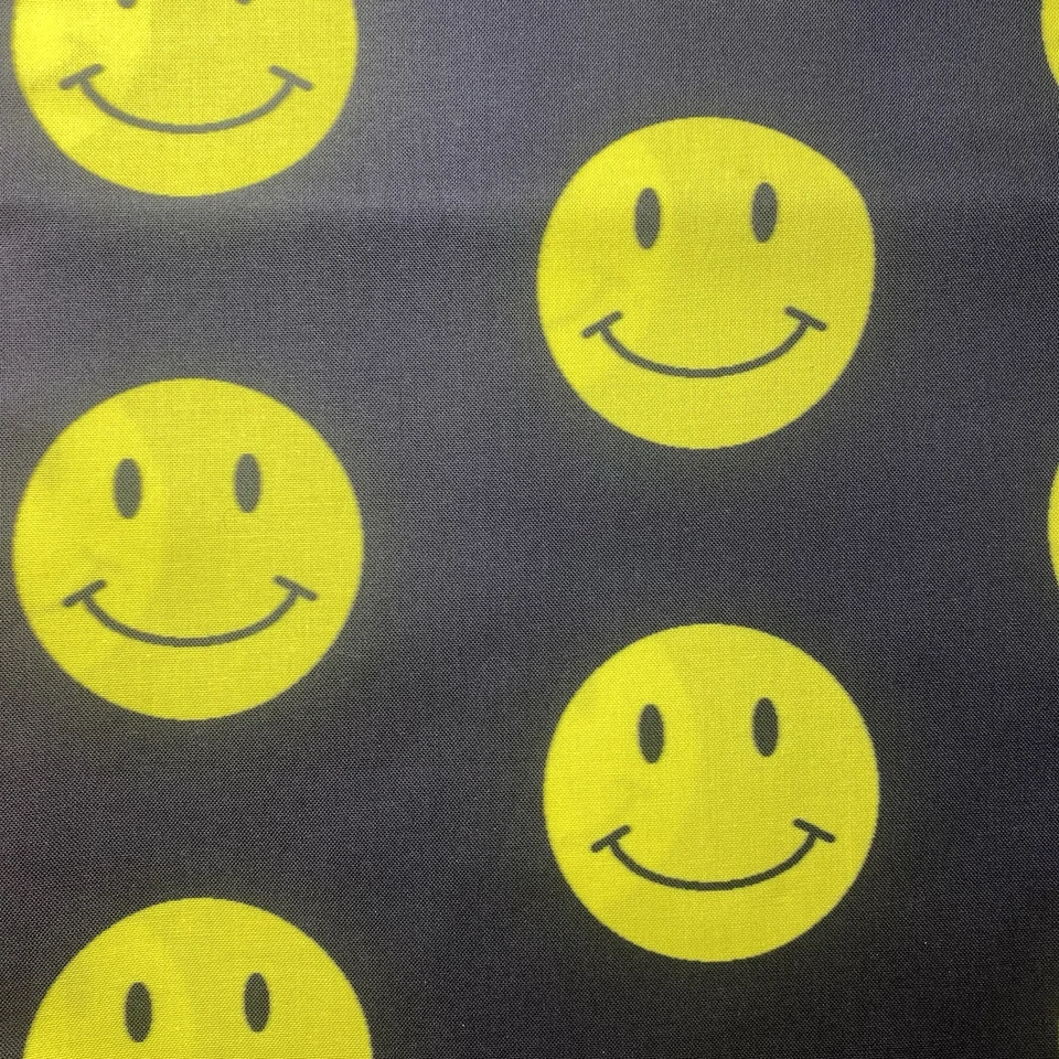 Cara sonriente de tela de algodón de 1 yarda Foto 1 de 2