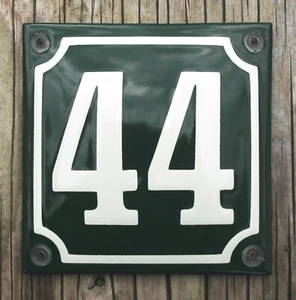HOUSE NUMBER 44 CLASSIC ENAMEL SIGN. CREAM No.44 ON A GREEN BACKGROUND. 10x10cm. - Picture 1 of 1