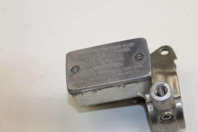 Suzuki Intruder 1500 2002 freno delantero cilindro maestro Foto 1 de 4