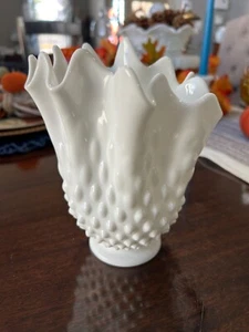 Vintage Fenton weiß Milchglas Schuhnagel Fuß Taschentuch geschwungene Vase ca. 6 1/2" - Bild 1 von 8