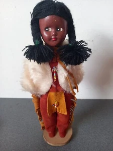 ANCIENNE POUPEE AMÉRINDIENNE ARTISANAT CHAMARD ST JEAN PORT JOLI QUÉBEC 28 CM - Foto 1 di 10