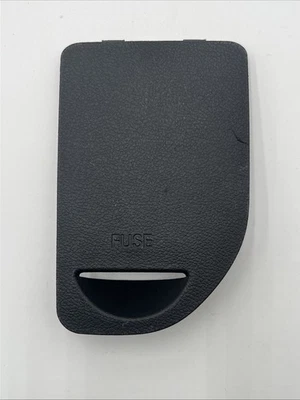 2010 - 2013 Kia Forte painel de fusíveis LH driver tampa lateral guarnição porta fabricante de equipamento original fábrica - Imagem 1 de 4