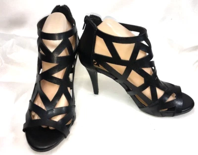 Tacones para mujer Fergalitious By Fergie de cuero sintético negro corte láser talla 9M *B Foto 1 de 4