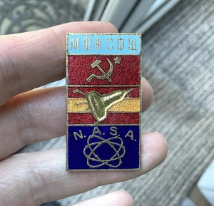 Vintage Moscow Russia NASA Enamel Pin Badge Space Exploration Astronaut USA USSR - Picture 1 of 7