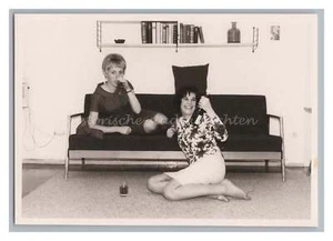 2 Frauen trinken Alkohol - Schön arrangiertes Foto 1970er - Picture 1 of 2