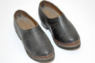 -BELLE ANCIENNE PETITE PAIRE de SABOTS ENFANT CUIR et BOIS  marqués 12 1/2 - Photo 1/4