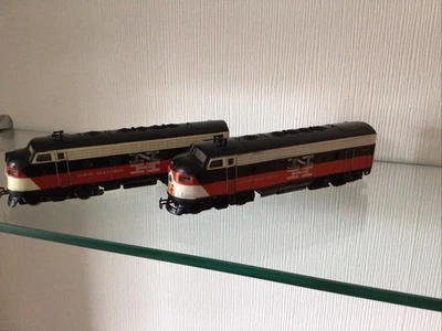 60 Jahre alte Amerikanische Diesellokomotiven New Haven Märklin HO plus Dummy   - Bild 1 von 4