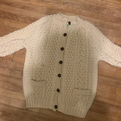 Cárdigan Suéter Botón Una O’Neill Hecho en Irlanda Lana Irlandesa Crema Telar a Mano Foto 1 de 4