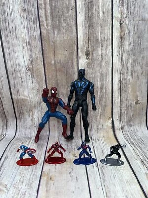 Lote de figuras de plástico y nano figuras de metal de Jada Toys Marvel Avengers Black Panther Foto 1 de 4