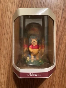 Mini estatuilla de poliresina de Walt Disney Winnie The Pooh Tiny Kingdom de Disney - Imagen 1 de 4