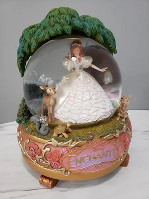 Globo de nieve encantado Disney con Giselle y amigos animales Foto 1 de 4