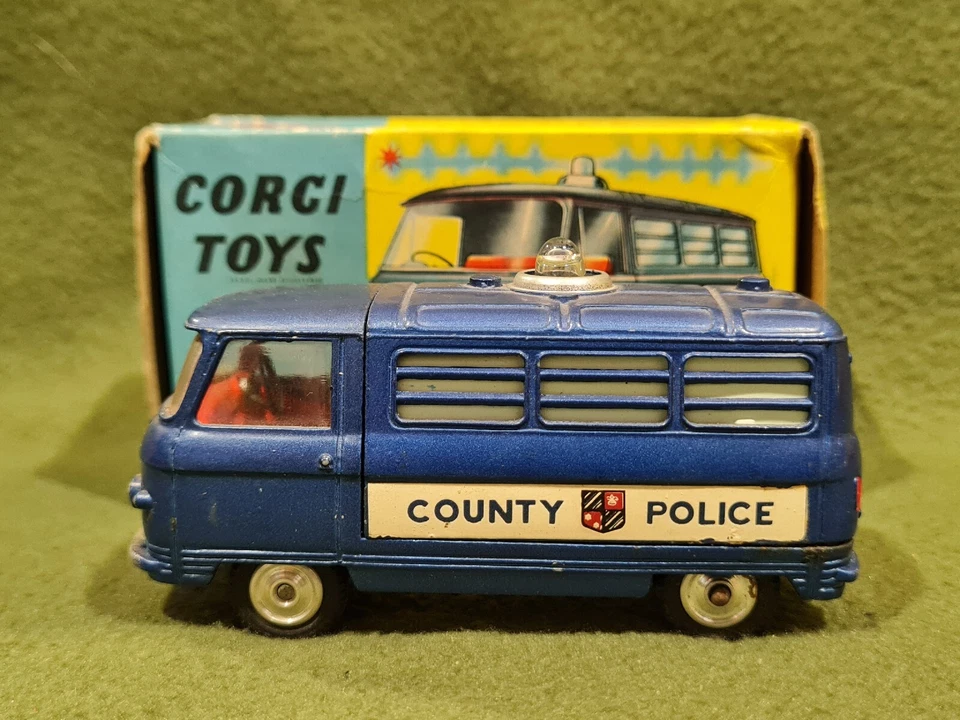 CORGI TOYS  464 COMMER VAN COUNTY  POLICE SCALA 1/43 - Immagine 1 di 4