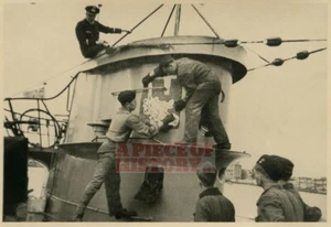 FOTO HISTÓRICA ALEMANA ORIGINAL SUBMARINO SUBMARINO U-98 CON EMBLEMA EN TORRE Y TRIPULACIÓN - Imagen 1 de 1