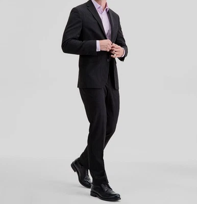 Traje chaqueta y pantalón de corcho a rayas negras Kenneth Cole Reaction para hombre talla 46L 40W Foto 1 de 4