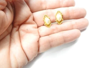 Oval White Faux Pearl Gold Tone Textured Metal Clip On Earrings Vintage - Picture 1 of 5