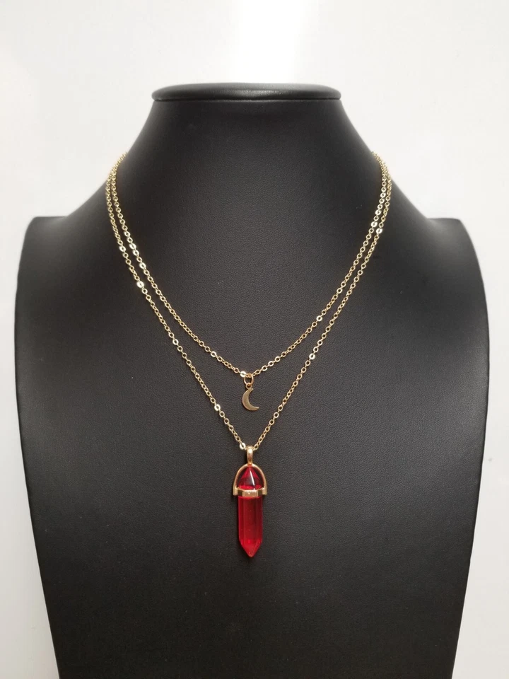 Collar en capas con colgante de cristal de cornalina roja y luna creciente tono dorado Foto 1 de 4